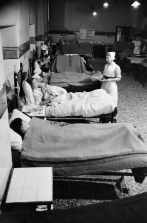Nurses_at_work_on_a_ward_in_Guy's_Hospital,_London,_1941._D2334